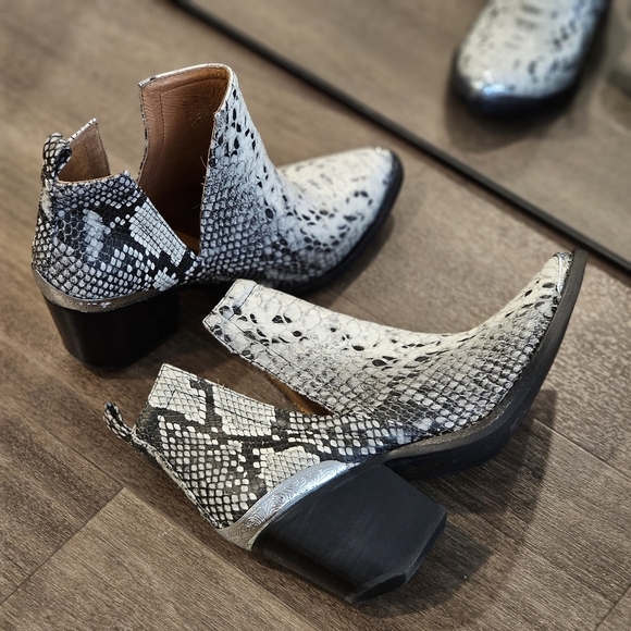 Jeffrey Campbell Cromwell Black White Snakeskin Western Leather Ankle Bootie - Picture 2 of 12